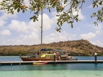 Familie boot op Curaçao