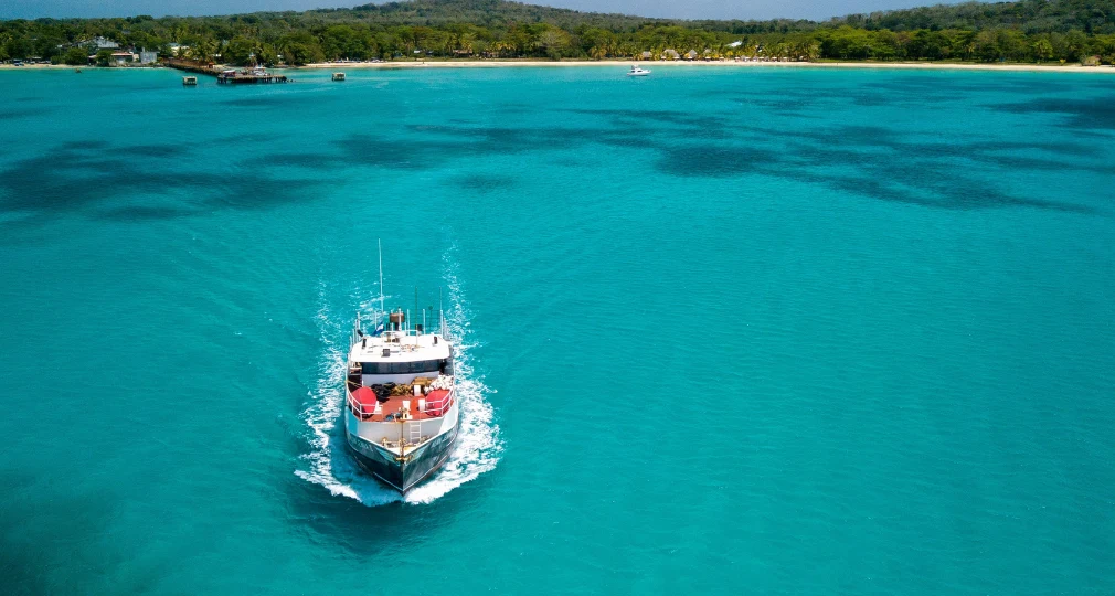 Het water en de kust van Curaçao